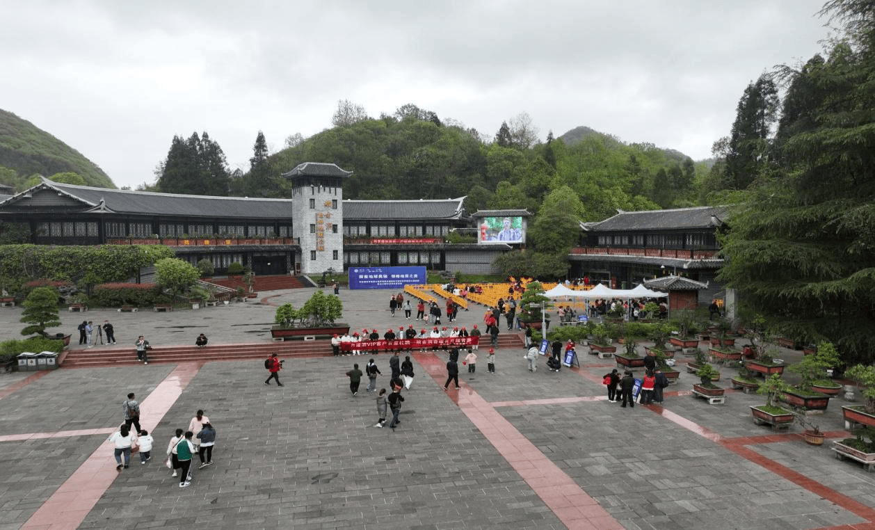 清明假期贵州织金洞景区迎来旅游高峰