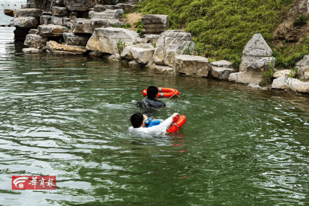 西安一名7岁男孩不慎落入兴庆湖,危急时刻俩小伙施救!更令人感动的是