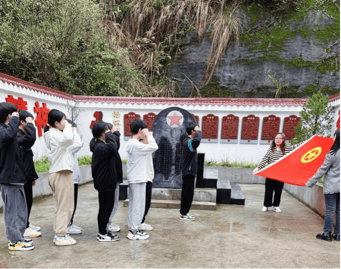 黔江区黑溪初级中学校4月1日,黄溪中学校组织师生前往王建熙烈士墓