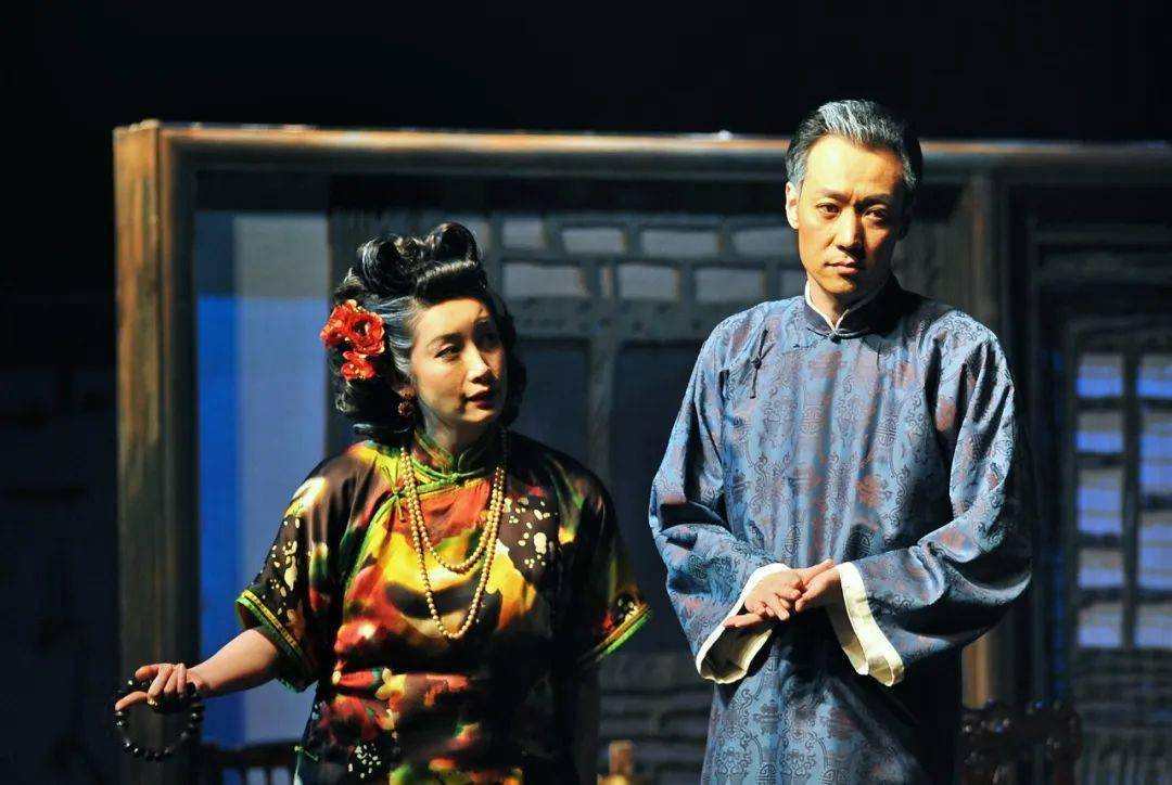 《四世同堂》中,他更是塑造了崇尚权贵,爱慕虚荣的反派角色汉奸冠晓荷