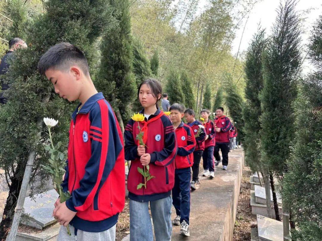 金山镇黎塘学校组织青年教师,团员学生到金山镇山田村张维革命烈士