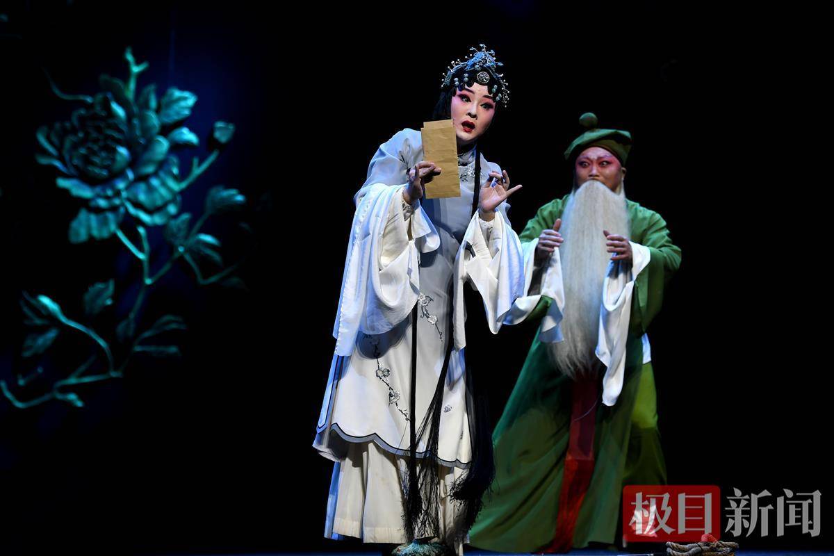 戏曲电影近年来频出精品,2021年由珠江电影集团与广东粤剧院联合打造