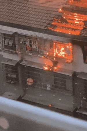 一小区居民楼起火房顶被火烧穿注意