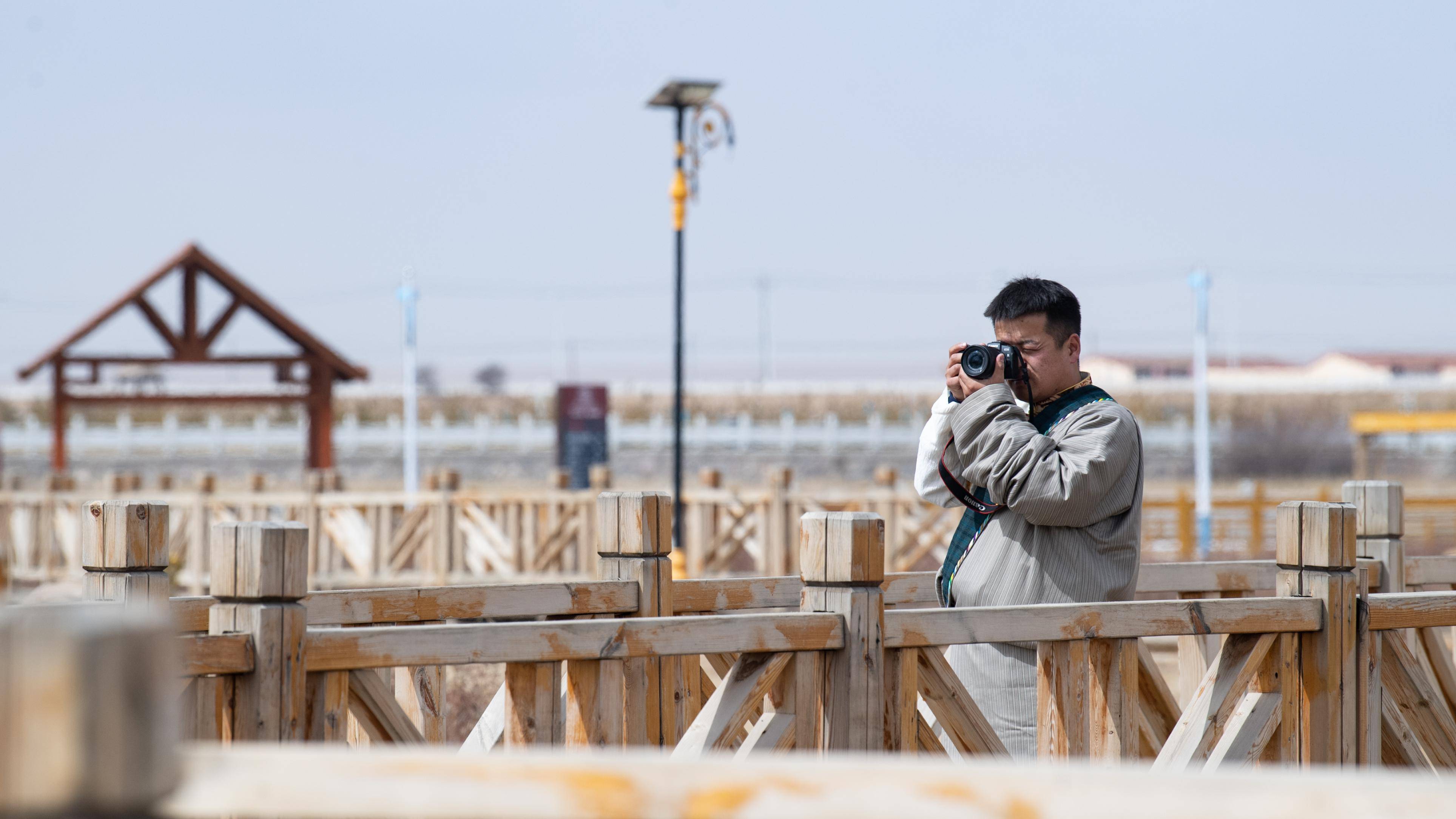 新华全媒乡村新职业丨牧民摄影师用镜头定格青海湖美丽瞬间