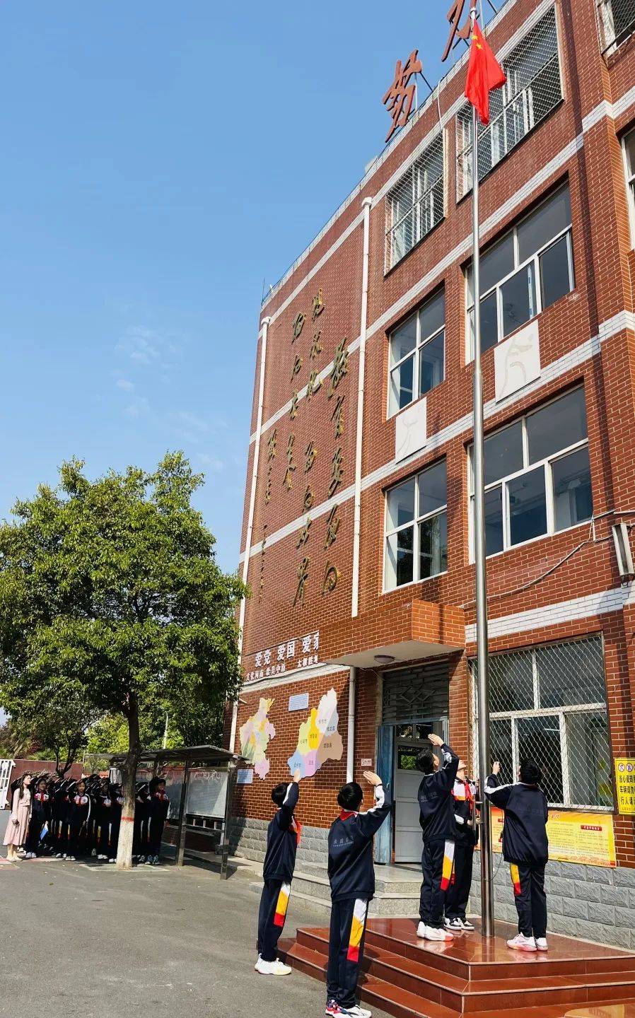 【人文校园】文明礼仪润于心 行为规范践于行——永威小学第七周升旗