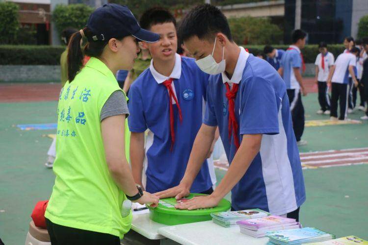 随后,福田区禁毒办四级高级警长余刚作为领誓员,带领全场人员进行了