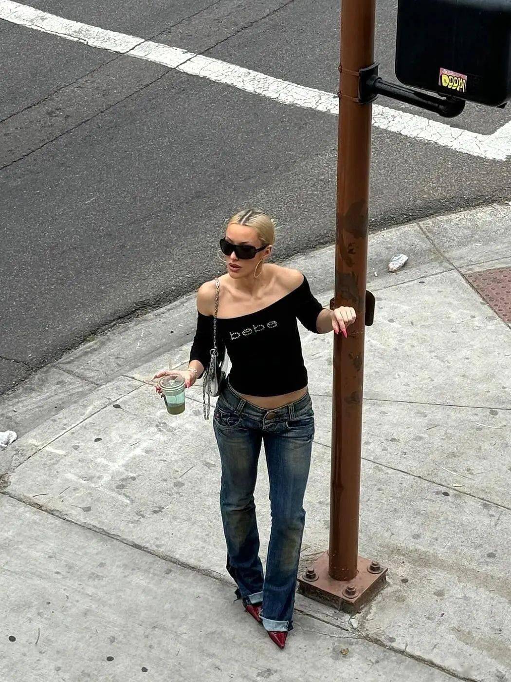 翻看mcbling的过去式,paris hilton的名字是需要在首页加粗的存在.