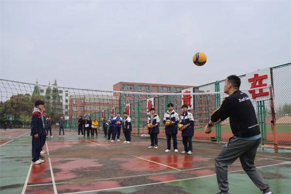 荣幸国家队教练来定远县三中开课啦