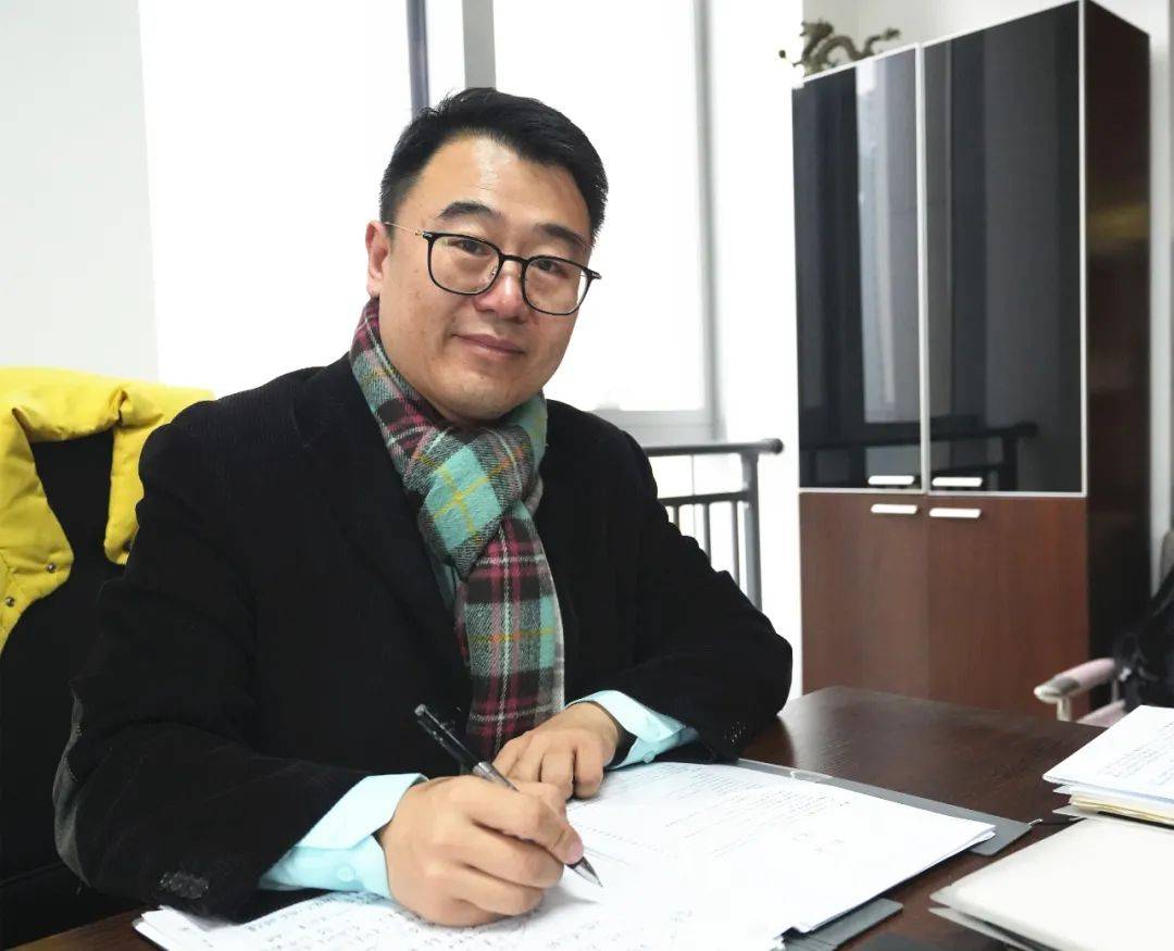 凭借灵活创意的头脑,活跃广博的人脉,开放兼容的思维,王可峰跨越山海