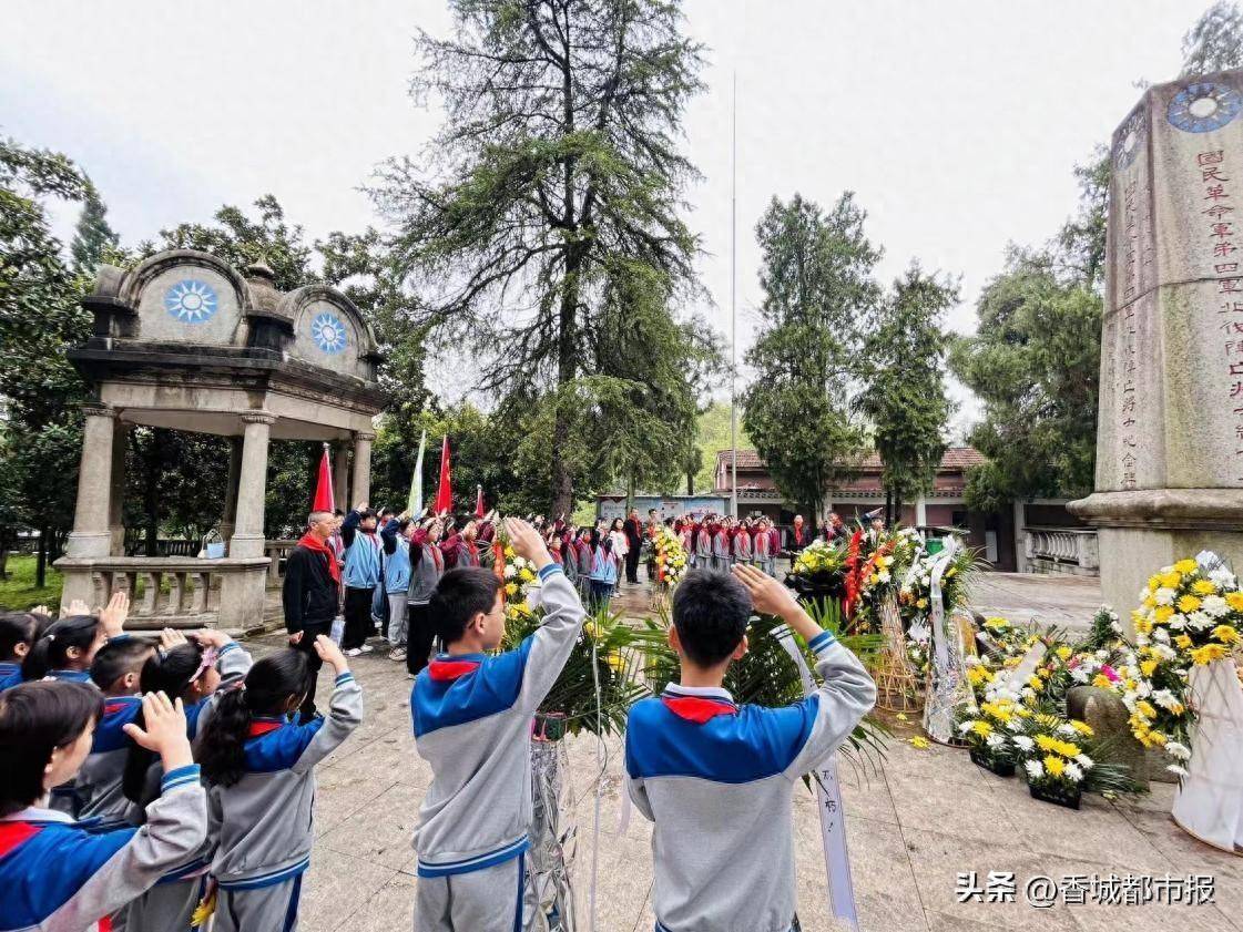 清明祭英烈 传承爱国志——汀泗桥镇初级中学开展清明祭扫活动_烈士