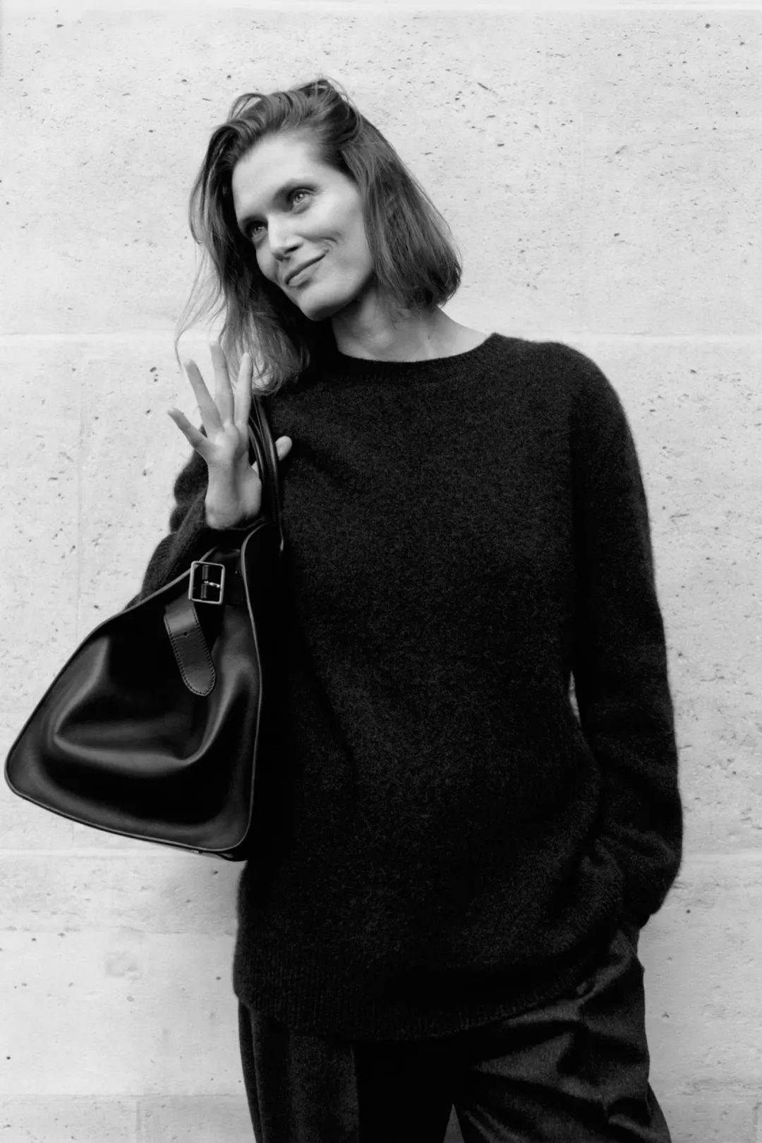 其实都会觉得有点眼熟,比如说现在巴黎世家的rodeo包,fendi的peekaboo