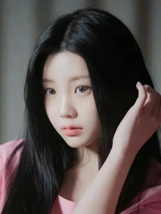 在选择口红的时候尽量使用低饱粉色的口红,与整个妆面相适配,柔化边缘