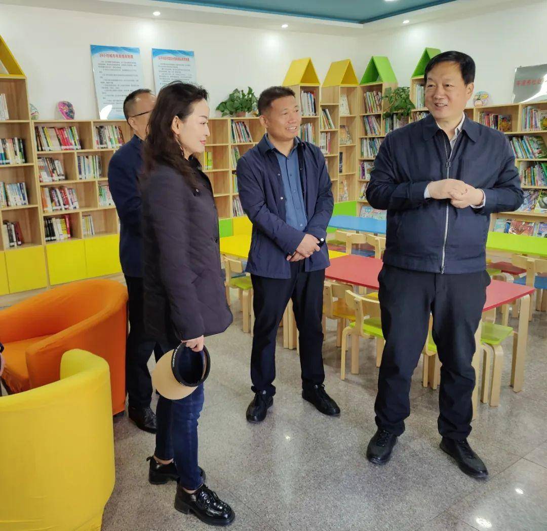 4月8日,中共平凉市委常委,宣传部部长王锦调研华亭市图书馆工作