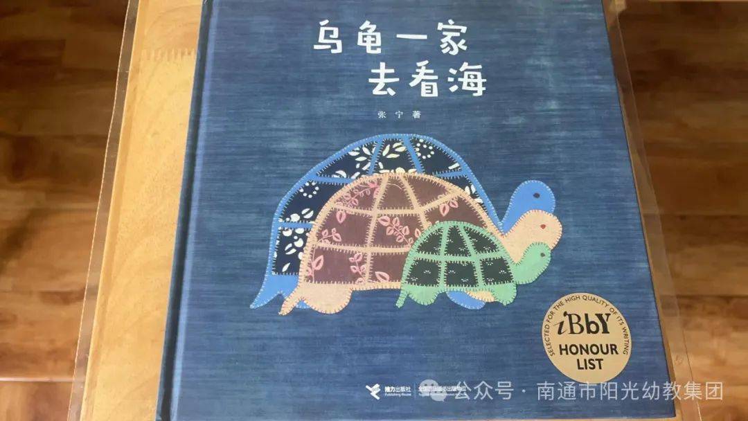 于是我们跟孩子们一起来看视频和绘本了解扎染