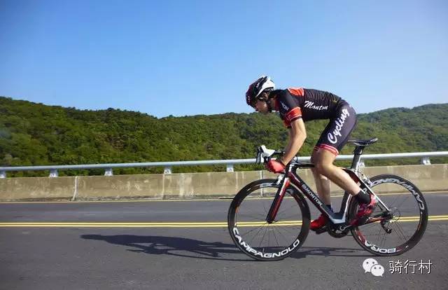 一,坐着比起身抽车好想达到省力的功效,车友应该如何攻占山顶呢?