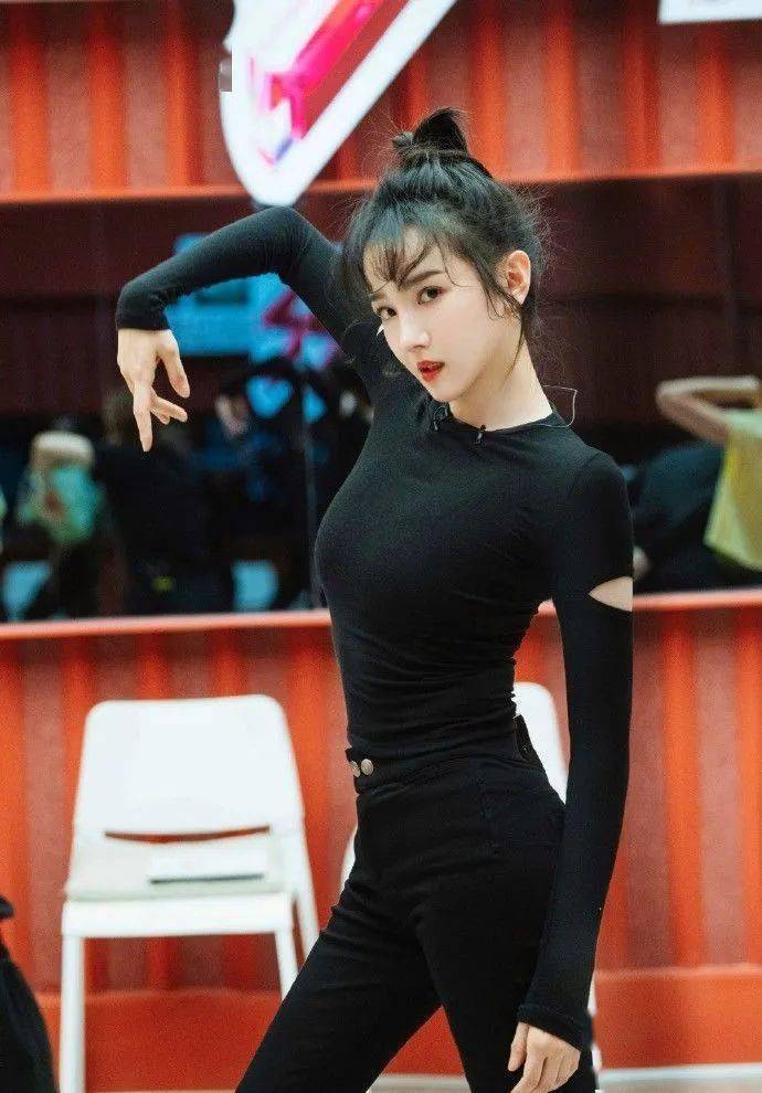 她因发育过猛退出国家游泳队却被三流导演看中一夜成名