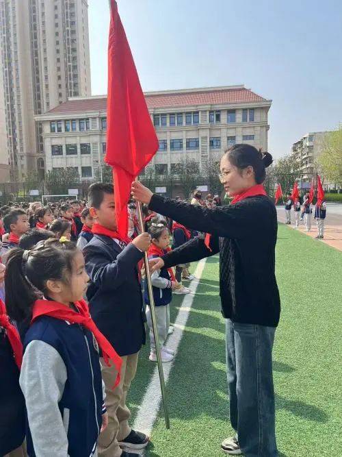 示范性入队仪式丨河东区实验小学举行永远跟党走争做好队员入队仪式