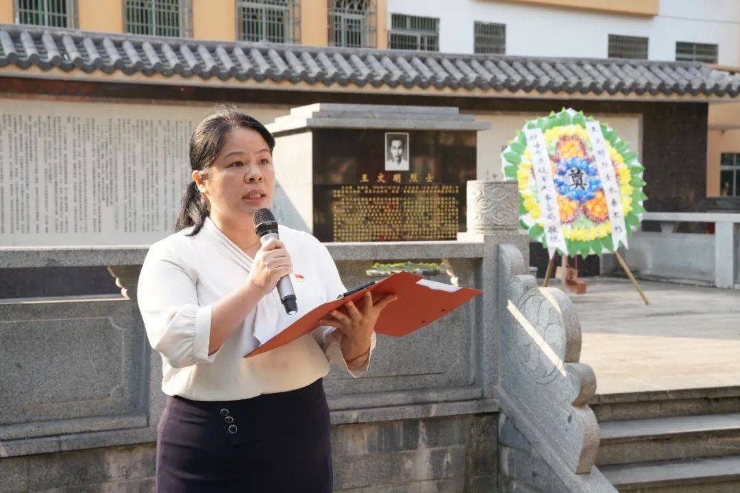 琼海市教育局联合嘉积中学共同开展清明祭扫活动