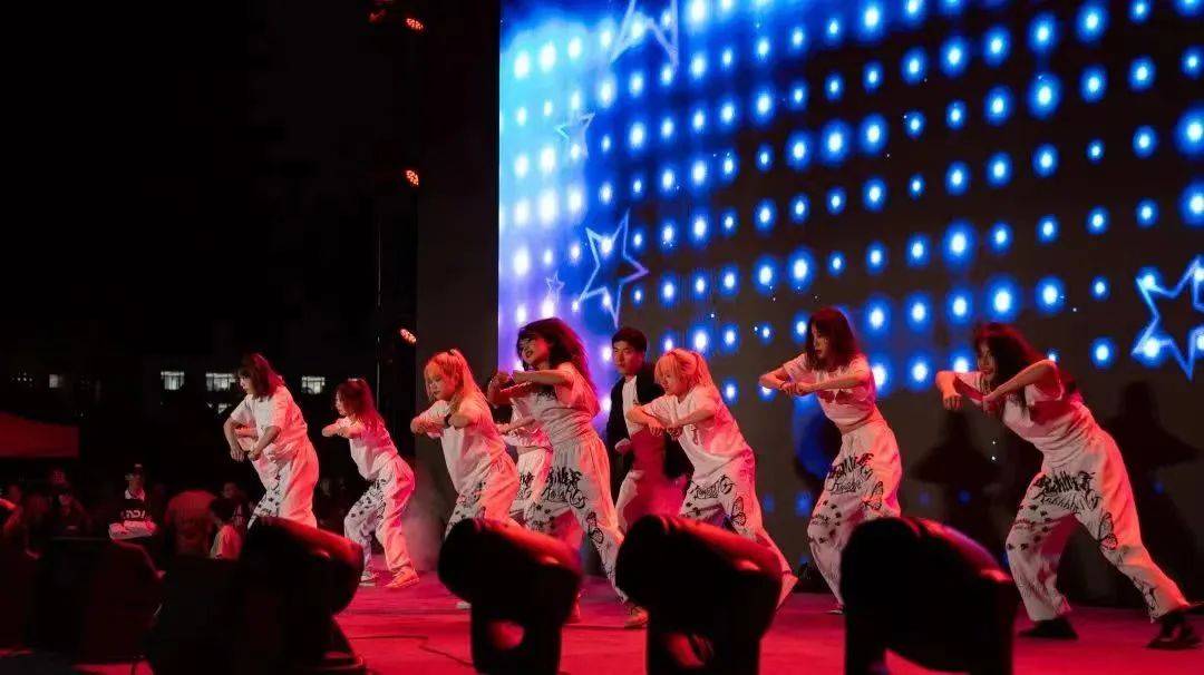 (上下滑动查看图片)社团巡礼节演出图充分激发学生社团青春热情,搭建