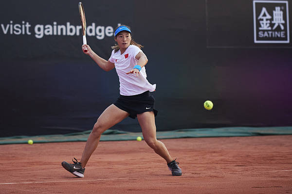 网球比利简金杯用上法网红土中国队取得开门红