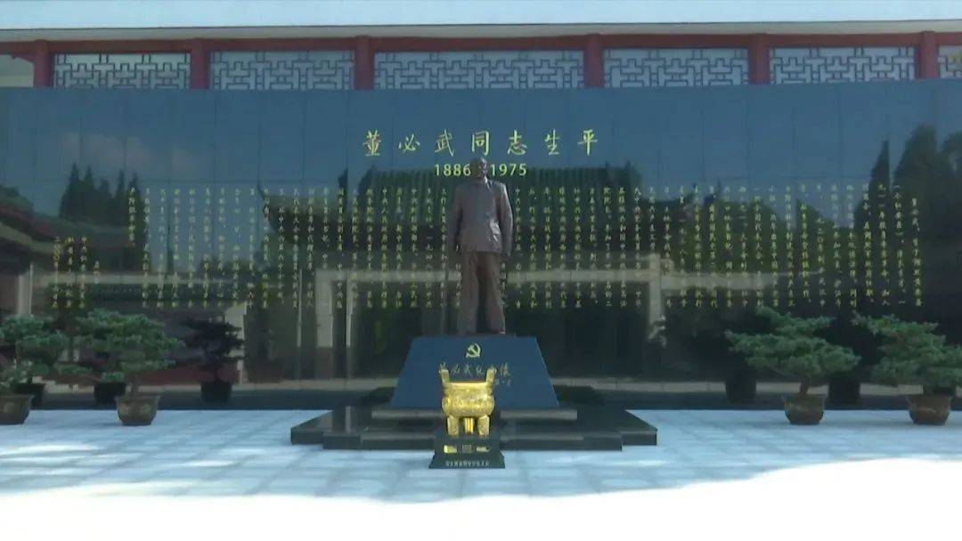 红安县烈士陵园开展祭扫,并前往坐落于黄麻起义和鄂豫皖苏区纪念园内