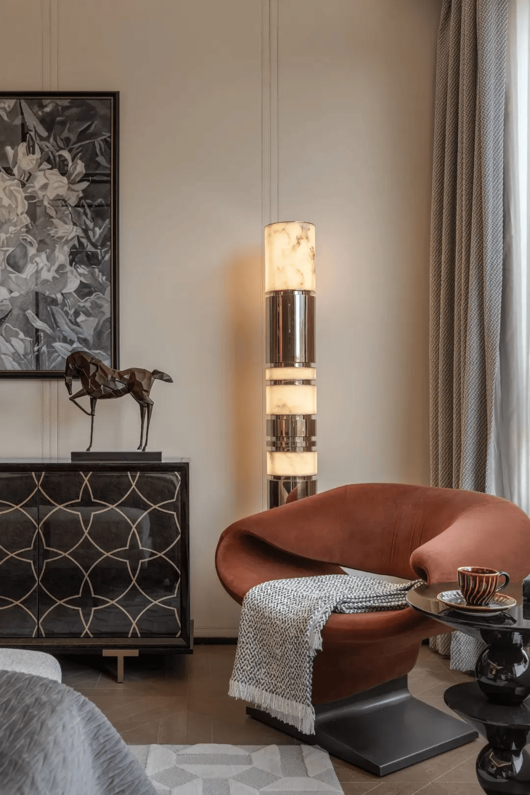 卧室的情景一角,摆上休闲沙发椅与落地灯,可阅读,独处,配合柔和的灯光