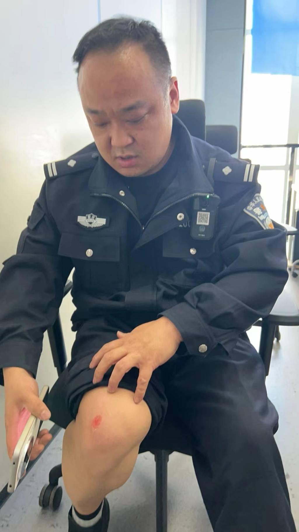 重庆街头上演"警匪追逐战",一逃犯八一路好吃街打卡被飞扑制服_胡磊