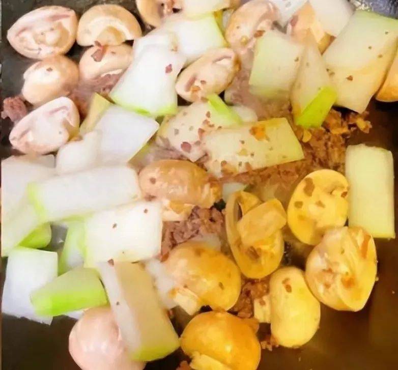 春天一碗汤不劳医生帮超赞的冬瓜肉末蘑菇汤汤鲜味美好吃到连汤也不剩