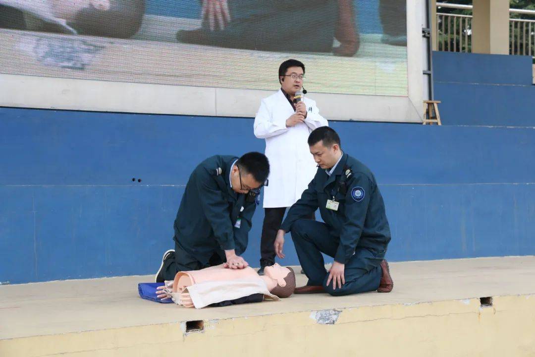 从判断意识与呼吸,拨打急救电话,定位按压部位,实施胸外按压与人工