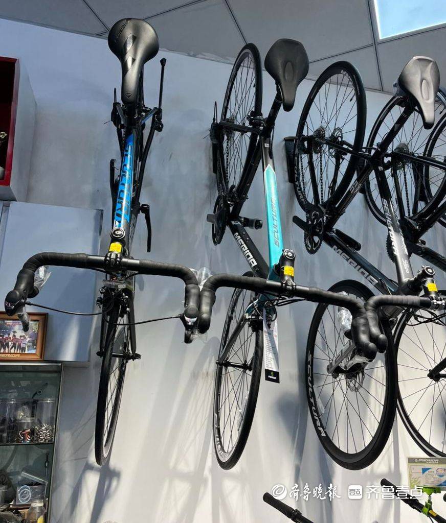 周末踏春轻旅行公路自行车成年轻人新宠记者探访济南骑行路线