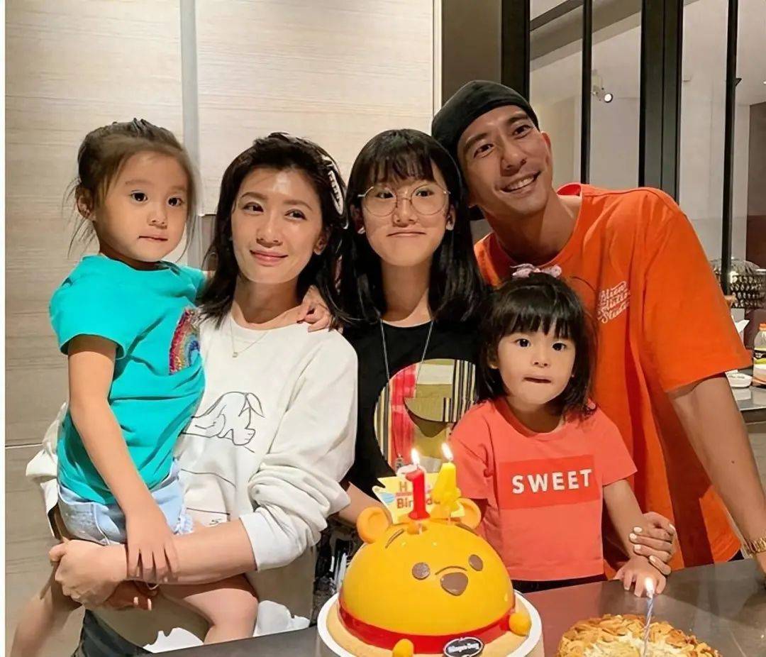 贾静雯母女四人现身机场咘咘和bo妞长大了梧桐妹19岁了