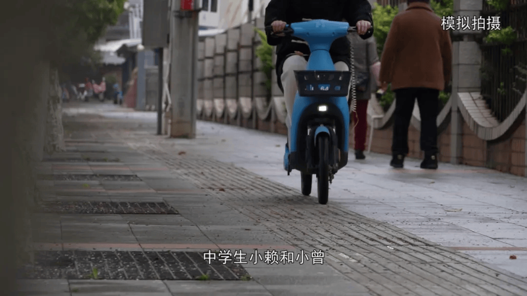 存在转让过错,不具备上路驾驶条件的小曾驾驶,小赖将电动自行车交由