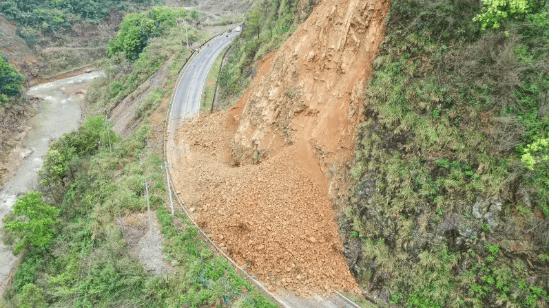赣州一地发生山体塌方,干群全力抢通道路