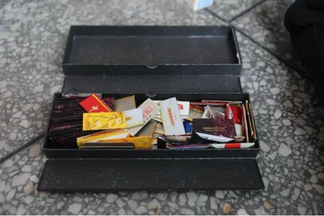 火爆校园不少小学生爱上拍烟牌还特地翻垃圾桶