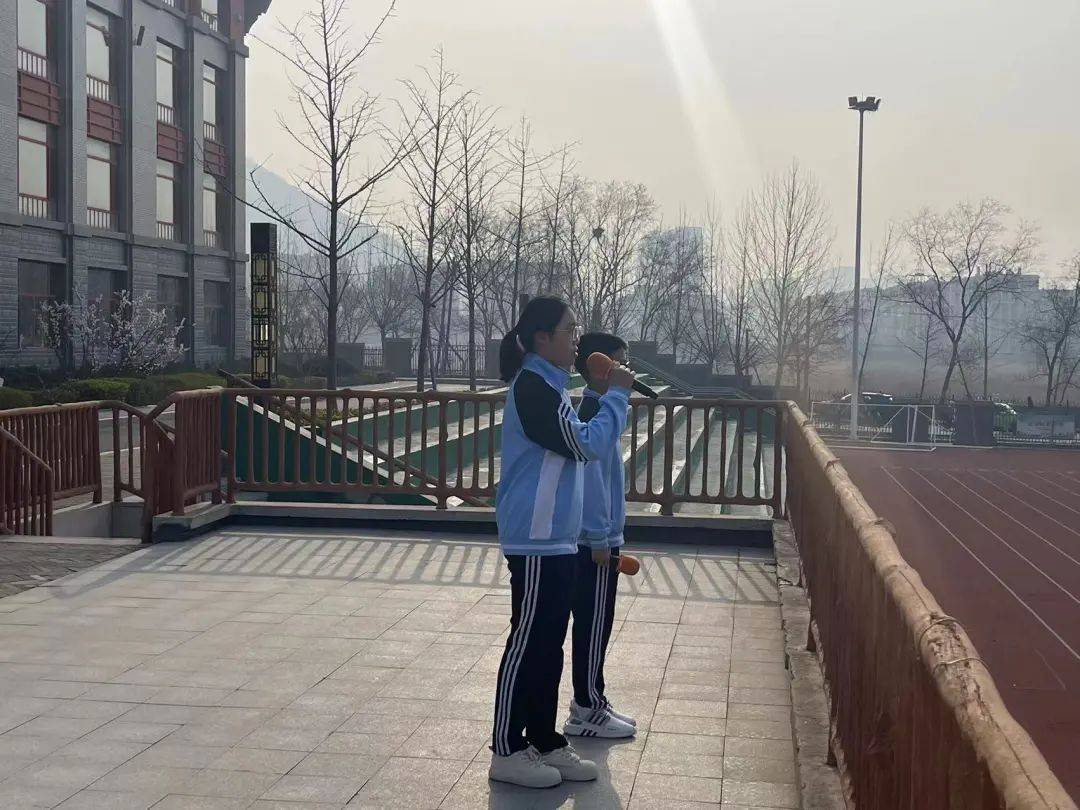 陈盛洋同学,是我们班的生物课代表,他乐于助人,品学兼优.