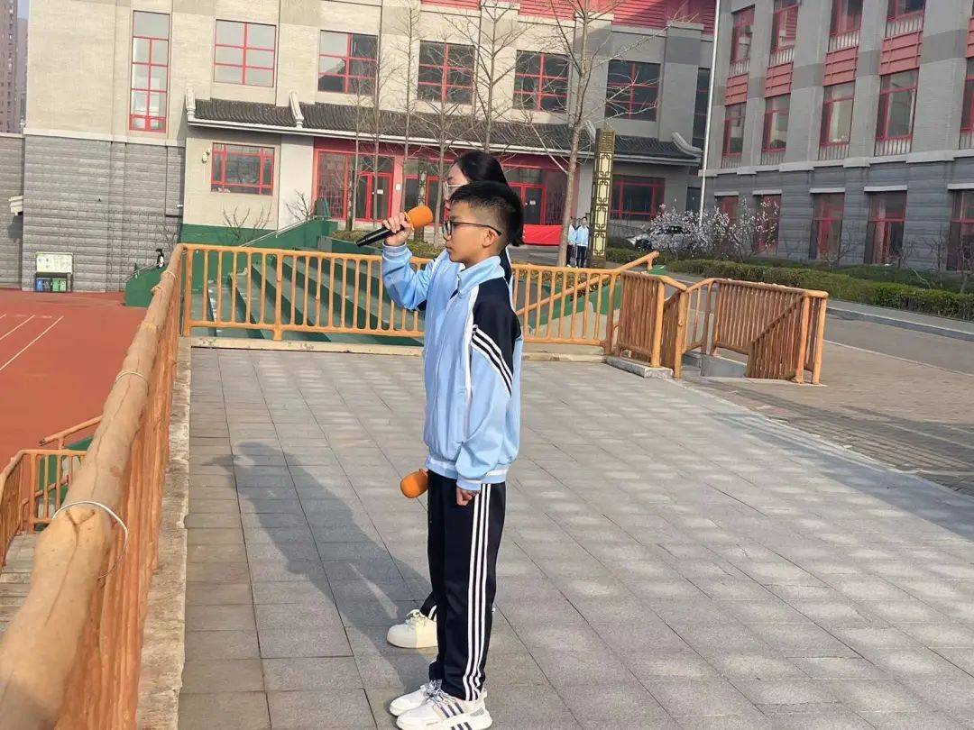 陈盛洋同学,是我们班的生物课代表,他乐于助人,品学兼优.