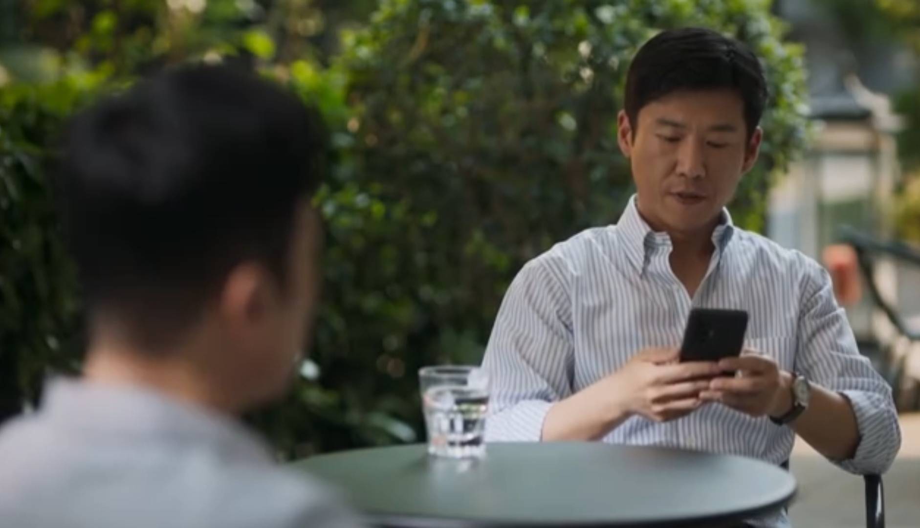 老戏骨王劲松则不是要多说,往那一站,人设就立柱了,饰演的吴显龙惯用
