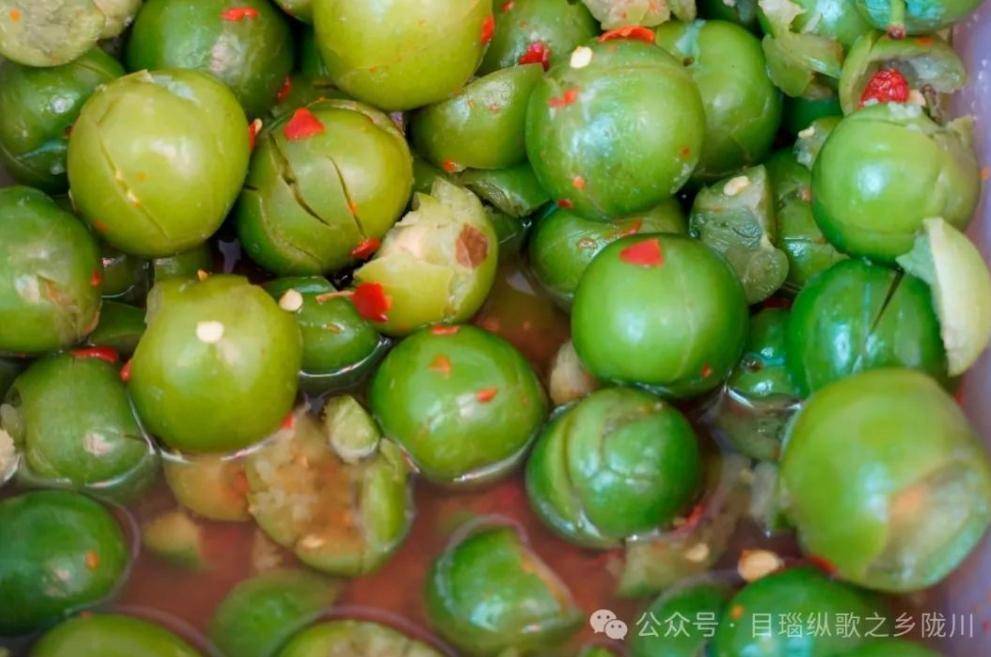 糊辣椒拌一拌切一切简单的食材楂子,藤篾果,麻桑扑等包括羊奶果,木瓜