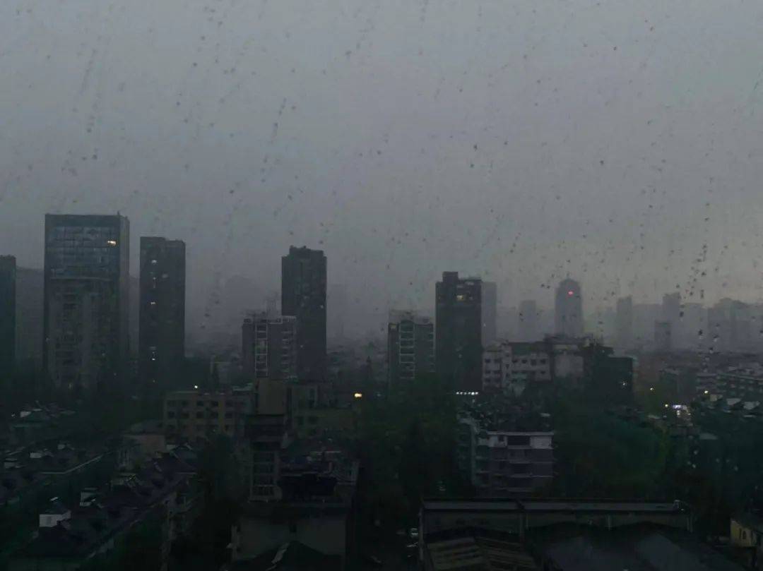 晴天转瞬即逝大雨暴雨雷电即将上线