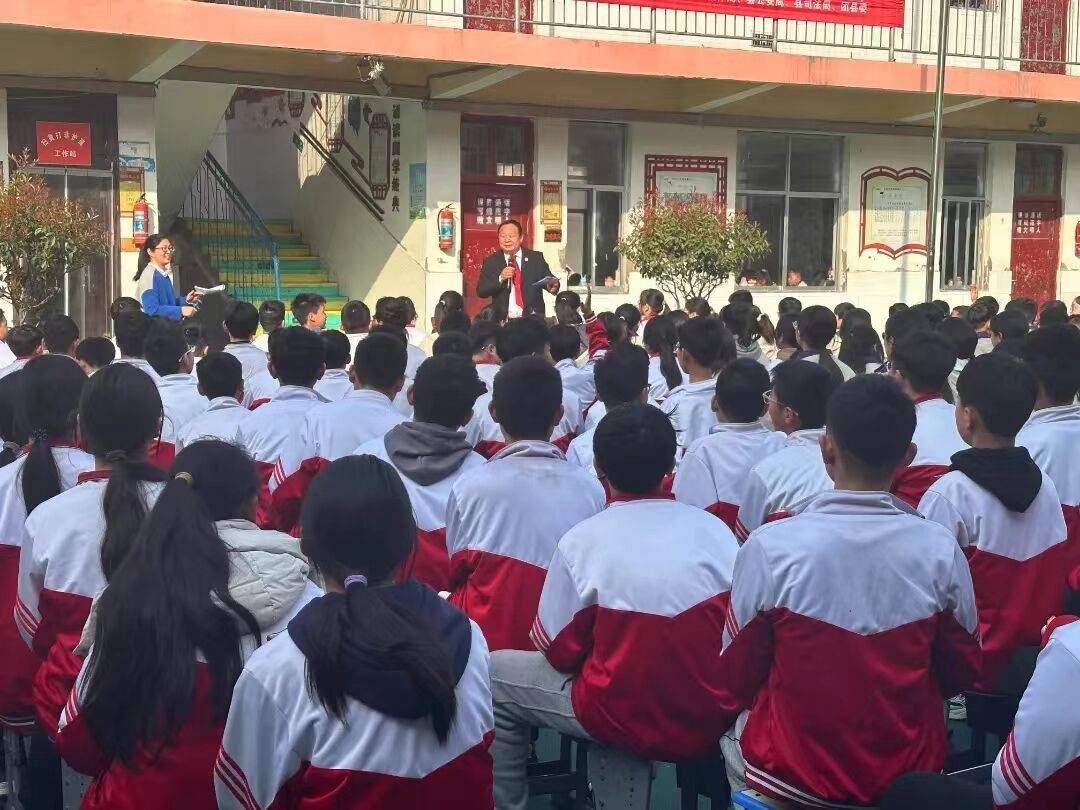 团县委联合公安局,司法局,教体局,法院,法学会,走进杞县高中附属中学