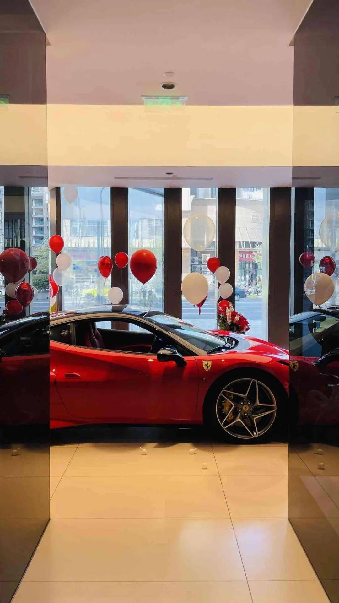 9l的v8:已行驶72km,还可以,希望是试驾赛车手在fiorano赛道和modena的