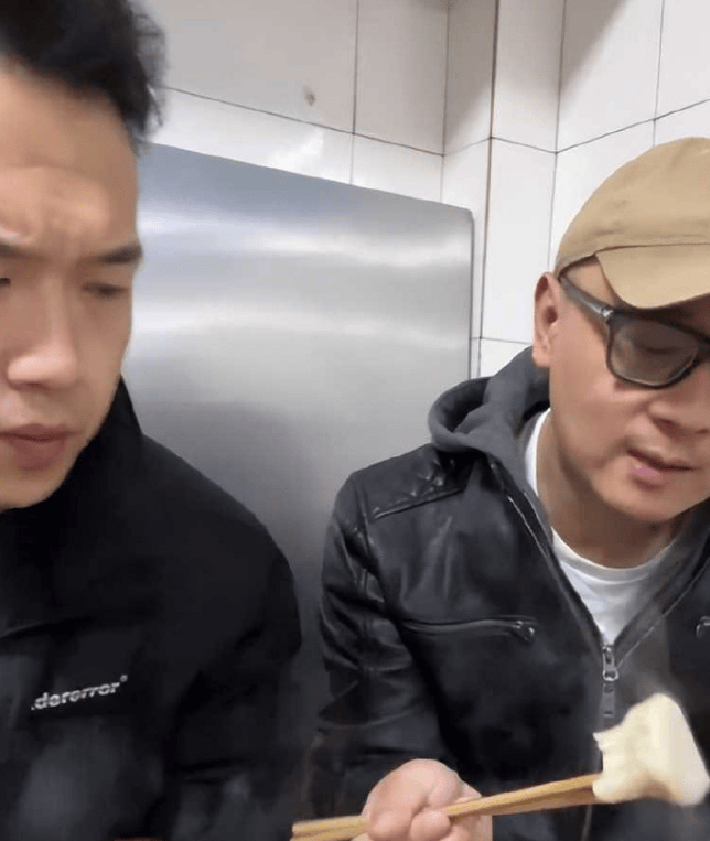 刚离婚就出柜?_张硕_网友_俩人