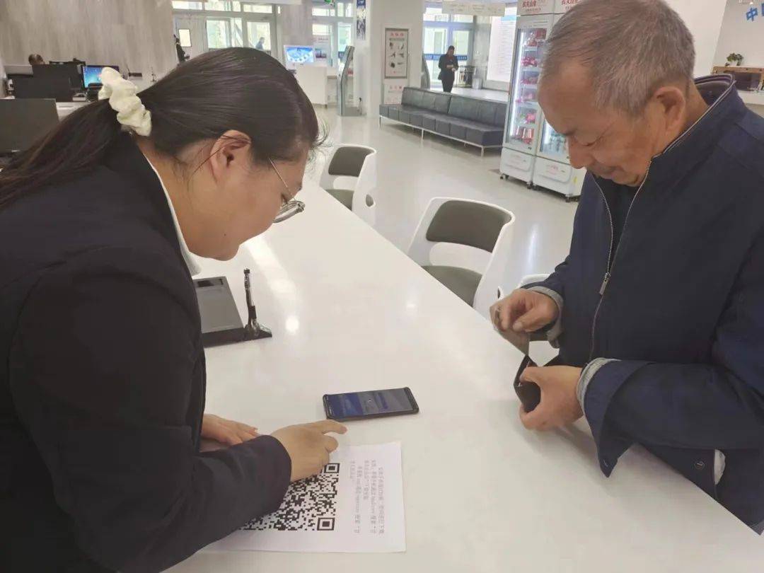 "阿姨,麻烦张一下嘴,……,很好","叔叔,更新后的甘肃人社认证app