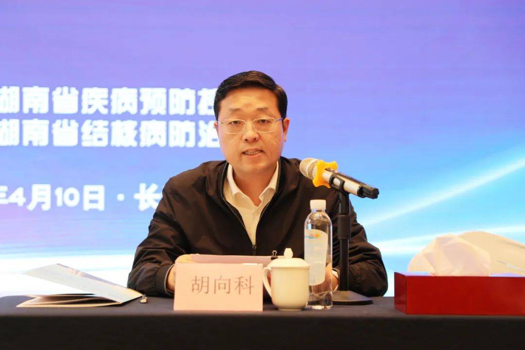 省疾病预防控制局党组成员,副局长罗志强,省疾控局综合处处长曾雷波