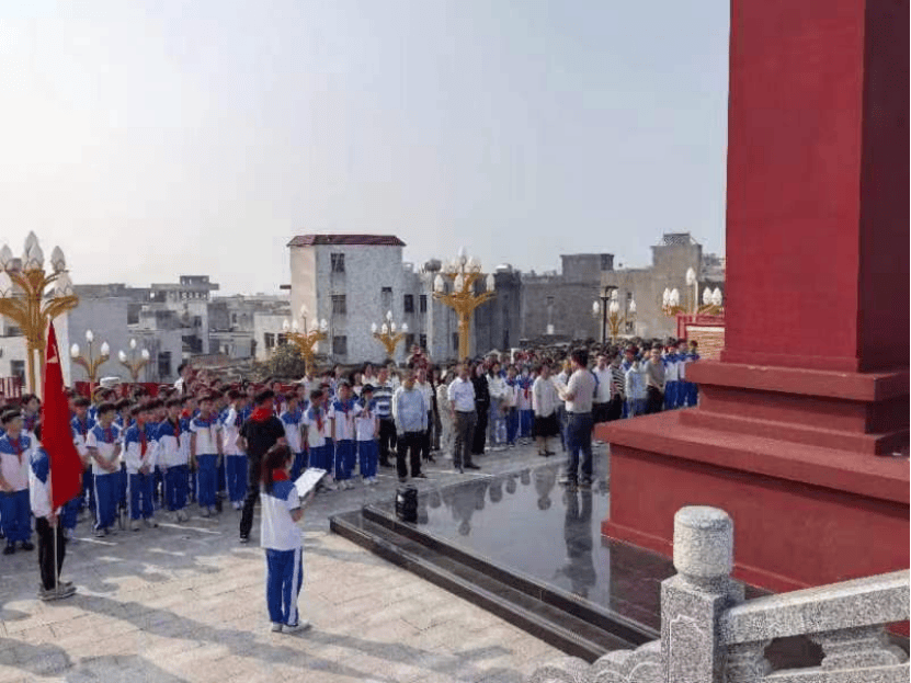 红草镇埔边小学红草镇拾和小学以国旗下演讲,主题班会活动的形式缅怀