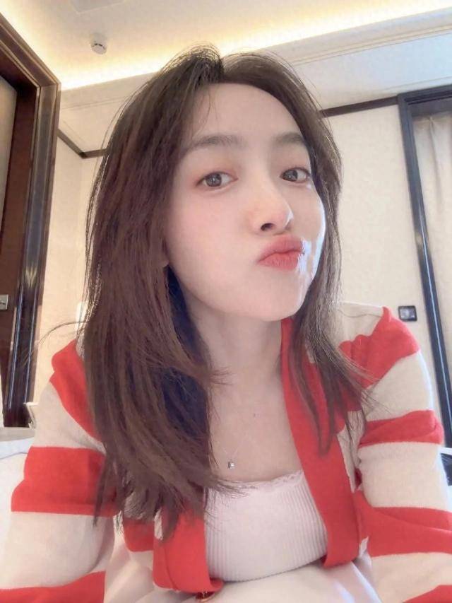 宋茜营业发自拍照这皮肤真的太白了谁看了不羡慕