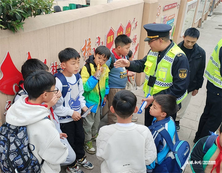 严抓黑校车守护学子平安路