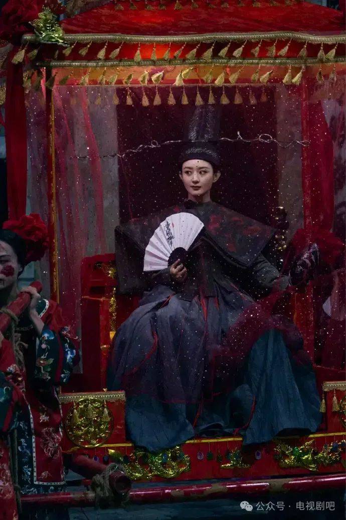 赵丽颖黑衣红轿手握折扇古装王爷造型英气