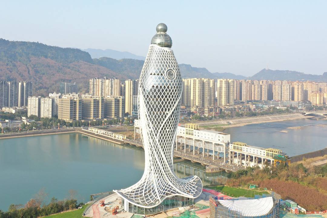 雅鱼吐珠城市新地标亮相四川雅安青衣江畔