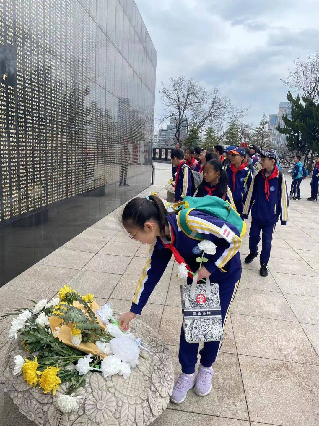 革命烈士英名碑前队员们整齐肃穆向革命烈士们敬礼鞠躬并向烈士们